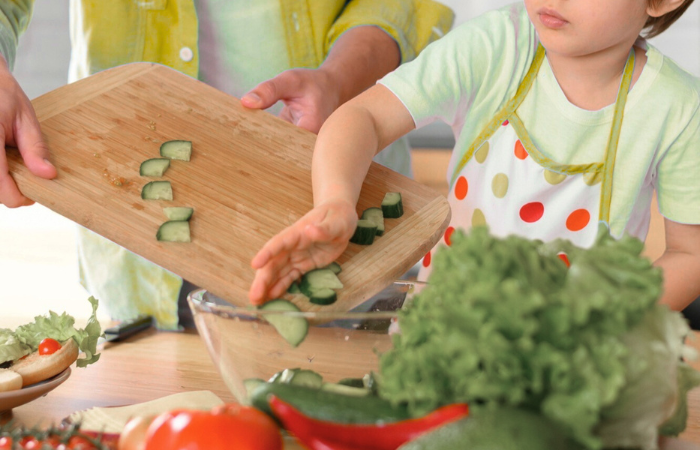 enfant qui cuisine avec son pere